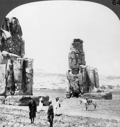 Kolossale Memnon-standbeelden in Thebe, Egypte, 1905 door Underwood and Underwood