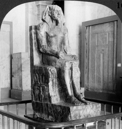 Dioriet standbeeld van Koning Khafre, bouwer van de tweede Piramide van Gizeh, Caïro, Egypte, 1905 door Underwood and Underwood