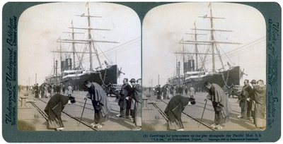 Begroeting voor nieuwkomers op de pier naast de Pacific Mail SS China, Yokohama, Japan door Underwood and Underwood