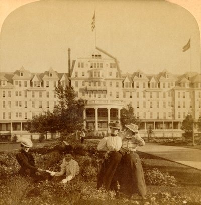 In de prachtige tuinen van het Frontenac Hotel, Round Island, Thousand Islands, 1900 door Underwood and Underwood