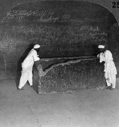 Sarcophaag van Khufu, gebroken door rovers, in de Grote Piramide, Egypte, 1905 door Underwood and Underwood