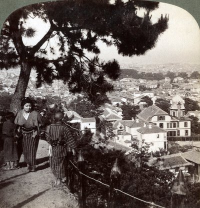 Zicht naar het zuidoosten vanaf de met pijnbomen bekroonde hoogten van Suwa-yama over Kobe, Japan door Underwood and Underwood