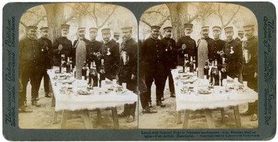 Lunch met Generaal Nogi bij het Japanse hoofdkwartier, Port Arthur, Mantsjoerije, 1904 door Underwood and Underwood