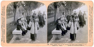 Missiekinderen, met een klein Amerikaans meisje, Canton, China, 1900 door Underwood and Underwood