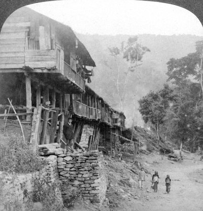 Inheems dorp, Teesta Brug bij Darjeeling, India, 1903 door Underwood and Underwood