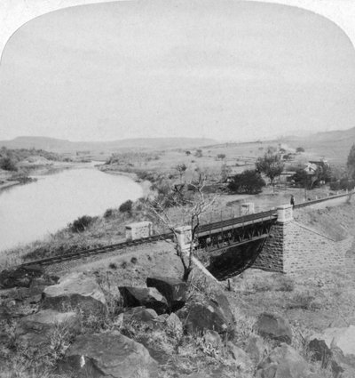 Pom-pom brug en Boeren hoofdkwartier telegraafstation, Tugela rivier, Natal, Zuid-Afrika, 1901 door Underwood and Underwood