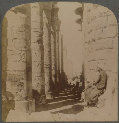 De beroemde zuilengang van de grote Hypostyle Hal in de Tempel van Karnak, Thebe, Egypte, 1897 door Underwood and Underwood