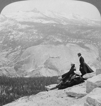 Uitzicht vanaf Clouds Rest over de Little Yosemite Valley naar Mount Clark, Californië, VS, 1902 door Underwood and Underwood