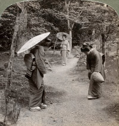 Vrouwen in de Kinkaku-ji Tempeltuin, Kyoto, Japan door Underwood and Underwood