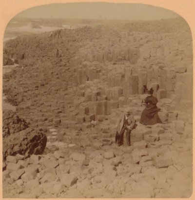 Prachtige Giants Causeway, County Antrim, Ierland, 1899 door Underwood and Underwood