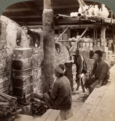 Arbeiders kijken naar ovens vol Awata porselein, Kinkosan werken, Kyoto, Japan, 1904 door Underwood and Underwood