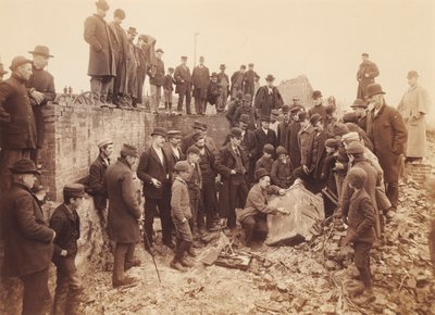 [Het openen van de kluis van Miller en Bisbee]. door Unidentified