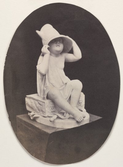 Standbeeld van een jongeling met grote hoed uit een John R. Johnston-album, voor 1857 door Unidentified Photographer.