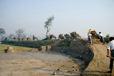 Arbeiders vervoeren grond op kruiwagens naar het baksteenveld in Katiadi, Kishorganj, Bangladesh. Er zijn 6000-7000 baksteenvelden in Bangladesh, meestal gelegen buiten steden en dorpen in laaggelegen gebieden door Unknown