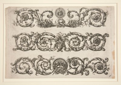 Ornamentaal ontwerp met bloemarabesken (Zon) door Unknown