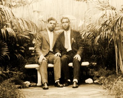 Portret van een liefhebbend paar in een tropische tuin, c.1930 door Unknown