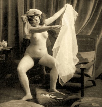 Zittend vrouwelijk naakt met tulband en sluier, ca. 1900 (sepia foto) door Unknown