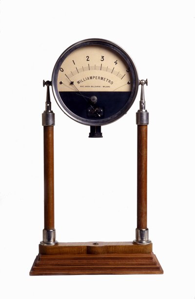 Een milliampèremeter (of ampèremeter): apparaat ontworpen om de intensiteit van de elektrische stroom te berekenen. door Unknown artist