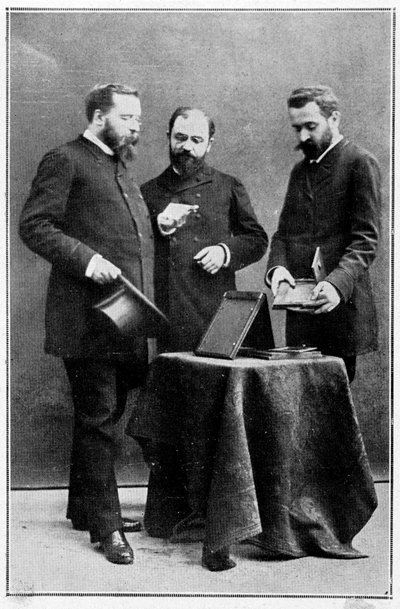 Alphonse Bertillon toont antropometrische clichés aan twee van de politieprefecten onder wie hij was geplaatst, 25/03/1888 door Unknown artist
