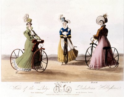 Fiets voor vrouwen van voren, opzij en achteren. Dit is het model uitgevonden door Baron von Drais: de Draisienne. Het was gemaakt van hout en had nog geen pedalen. Kleur lithografie van 1819 door Unknown artist