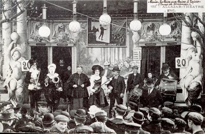 Muzikale show op de peperkoekmarkt voor het gebouw van het Alcazar Theater door Unknown Artist