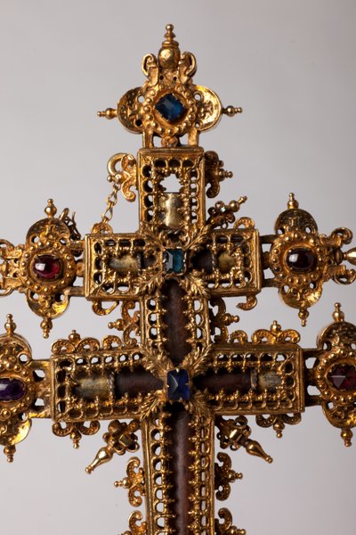 Reliek kruis. Metaalbewerking met juwelen. Oorsprong abdij (Saint-Amand Tournai, ex-Elnone). 16e eeuw. Detail midden van het kruis. door Unknown artist