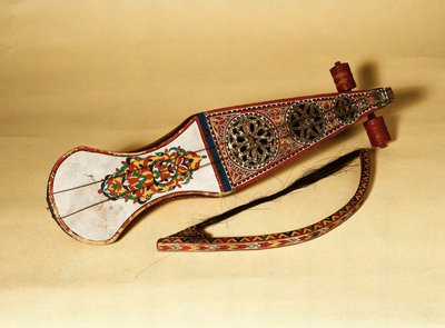 Snaarinstrument; rabab (rubab, robab, rebab, rubob, rawap). Afkomstig uit Noord-Afrika door Unknown artist