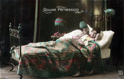 Zoete toestemming: een Franse soldaat met verlof vindt zijn geliefde in bed. Ansichtkaart van de Eerste Wereldoorlog 1914-1918. door Unknown Artist
