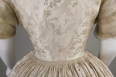 Trouwjurk (achteraanzicht detail van taille) door Unknown artist