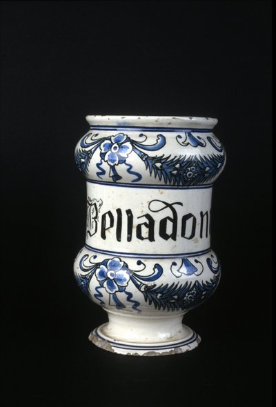 XVI eeuwse apothekerspot met Belladonna, giftig kruid gebruikt in de farmacie. Museum voor Wetenschap en Technologie, Milaan door Unknown artist