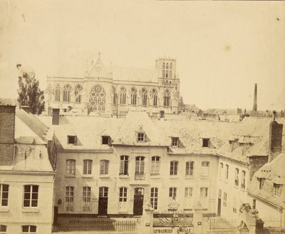 [Gendarmerie Imperiale gebouw en gotische kathedraal]. door Unknown artist