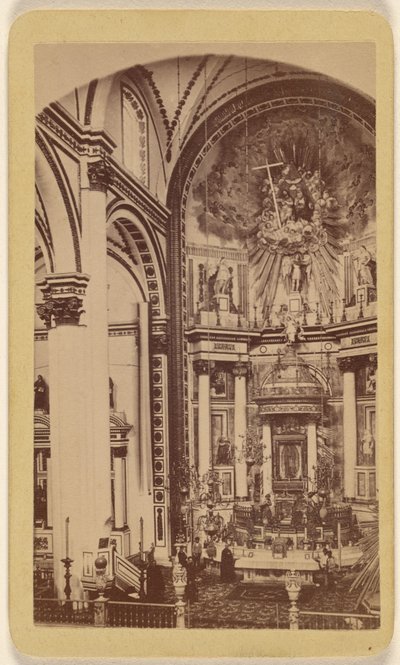 [Interieur van een ongeïdentificeerde kerk]. door Unknown artist
