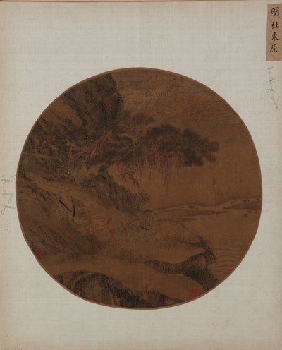 Landschap: twee mannen aan een rivierbank onder een pijnboom door Unknown artist
