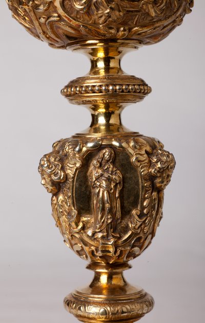 Metaalbewerking. Kelk. Geschenk van kanunnik A. Le Vaillant de la Bassarderie, deken van het kathedraalkapittel 1726 tot 1758. 18e eeuw. Detail. door Unknown artist