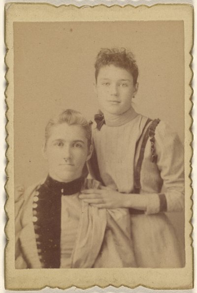 [Moeder zittend, dochter staand] door Unknown artist