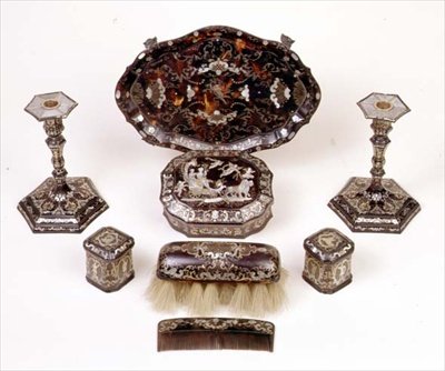 Piqué schildpad dressing tafel set, ca. 1740 door Unknown artist