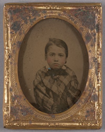 [Portret van een jongetje met geruite jas en vlinderdas]. door Unknown artist
