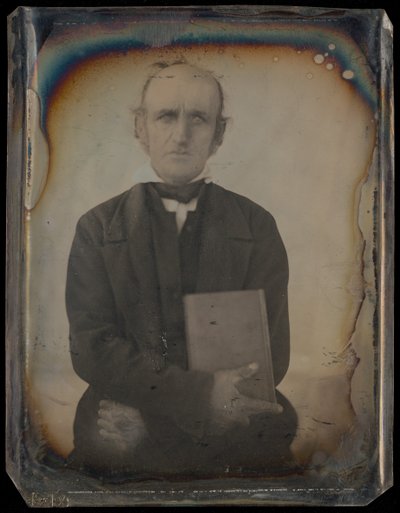 [Portret van een man met een bakkebaard die een boek vasthoudt]. door Unknown artist