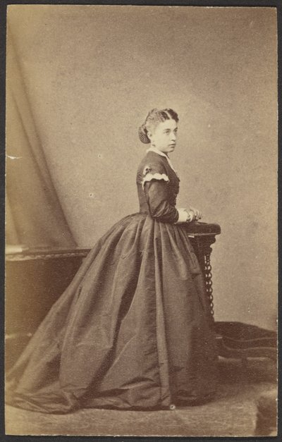 [Portret van een vrouw]. door Unknown artist