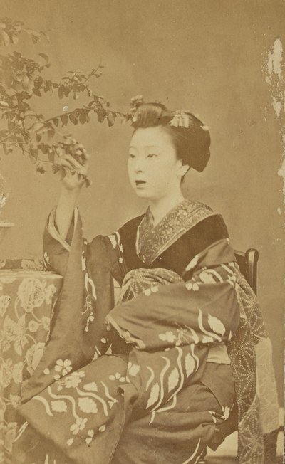 [Zittende Japanse vrouw] door Unknown artist