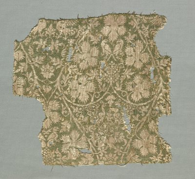 Zijdefragment met kronkelende wijnstokken, druivenbladeren, druiven en vogels door Unknown artist