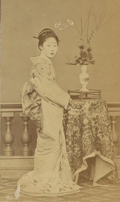 [Staande Japanse vrouw] door Unknown artist