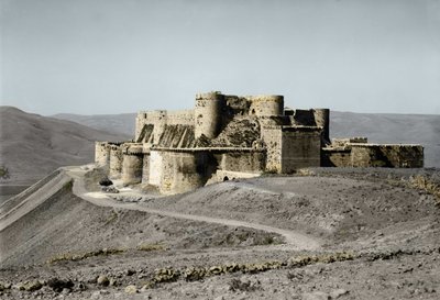Het Krak des Ridders kasteel fort daterend uit de periode van de Kruistochten is gelegen in het westen van Syrië, in 1930. door Unknown artist