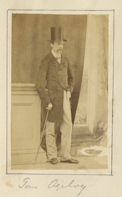 Tom Ogilvy door Unknown artist