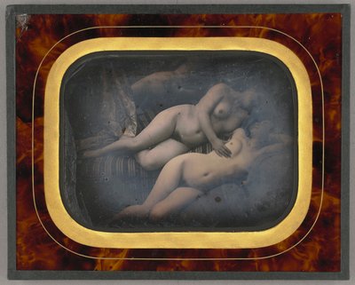 Twee vrouwen omhelzen elkaar door Unknown artist