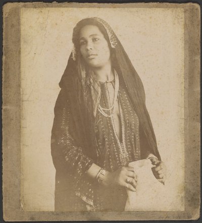 [Jonge vrouw met sluier]. door Unknown artist