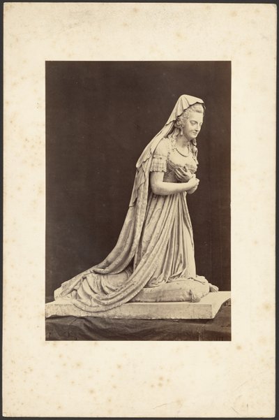 [Sculptuur van een vrouw]. door Unknown artist/maker