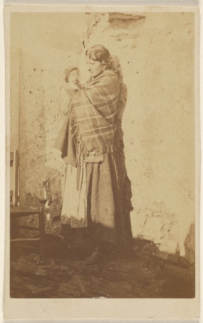[Ongeïdentificeerde vrouw draagt een sjaal en houdt een baby vast]. door Unknown artist/maker