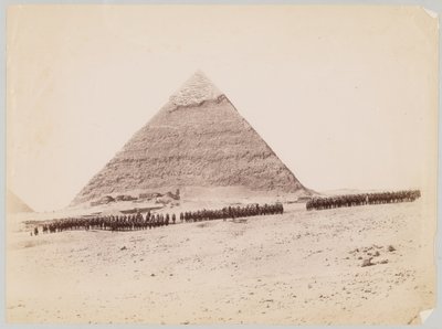 19e Huzaren opgesteld voor een piramide in Gizeh, Egypte, circa 1882 door Unknown