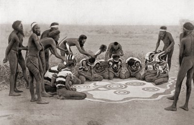 Een totemische ceremonie van de Warramunga-stam, Australië door Unknown photographer